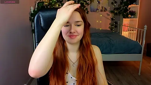 TiffanyVex online show from March 22, 12:30 pm