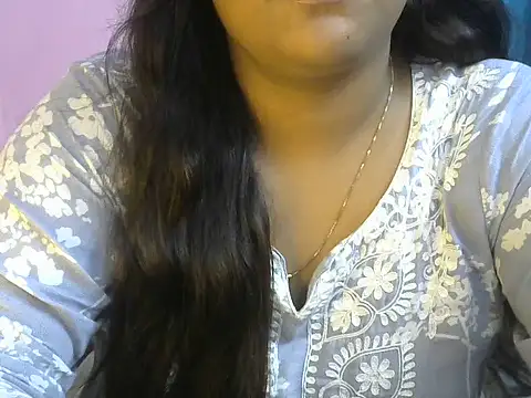 QUEEN-OF-QUEEN online show from July 7, 8:02 pm