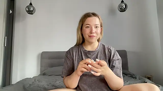 Snapshot of alyrasun chatting on July 18, 9:35 am alyrasun online show from July 18, 9:35 am