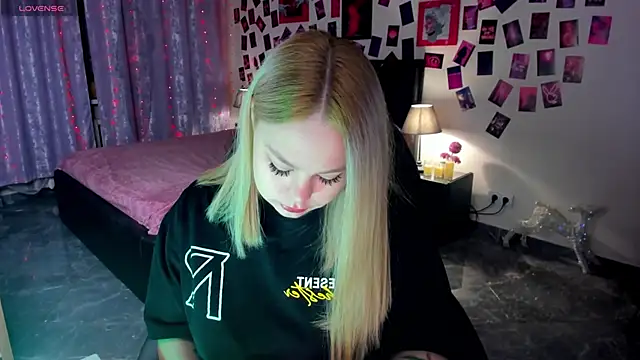 AmeliaMerris online show from April 2, 8:39 pm