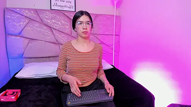 Snapshot of Amara_Velle chatting on May 29, 12:58 pm Amara Velle online show from May 29, 12:58 pm