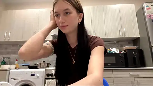 LaraDraggoo online show from March 28, 7:35 pm