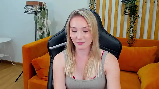 Snapshot of ElaraVoltage chatting on July 10, 5:04 pm ElaraVoltage online show from July 10, 5:04 pm