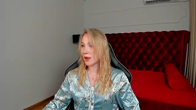 Snapshot of ElaraVoltage chatting on July 17, 5:07 pm ElaraVoltage online show from July 17, 5:07 pm