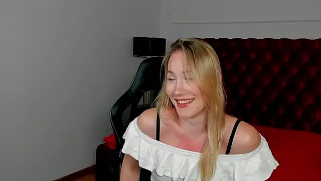 Snapshot of ElaraVoltage chatting on July 28, 11:17 am ElaraVoltage online show from July 28, 11:17 am