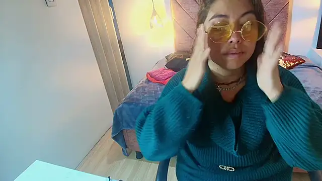 Amanda Fox   online show from April 12, 12:54 pm