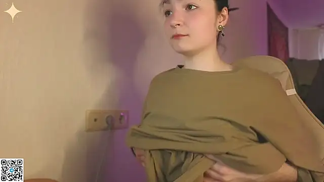 Snapshot of Luna_Moon13 chatting on April 16, 12:44 am Luna Moon13 online show from April 16, 12:44 am