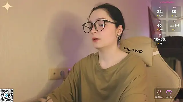 Snapshot of Luna_Moon13 chatting on April 18, 2:26 am Luna Moon13 online show from April 18, 2:26 am