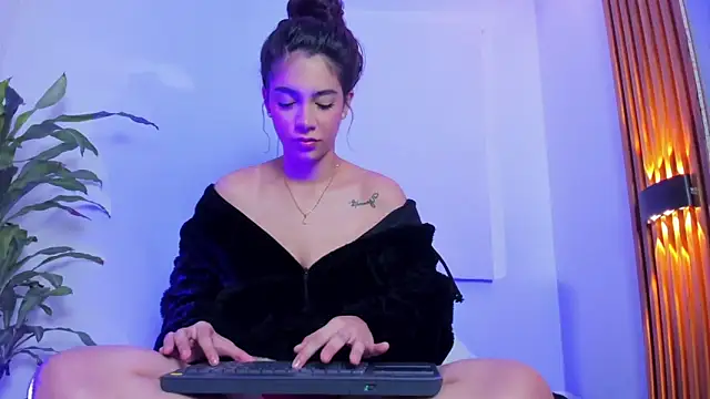 BellaRomano online show from April 1, 11:11 am