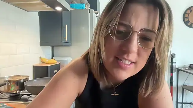 annabellewarick online show from April 8, 11:10 am