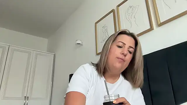 Snapshot of annabellewarick chatting on July 5, 7:04 am annabellewarick online show from July 5, 7:04 am