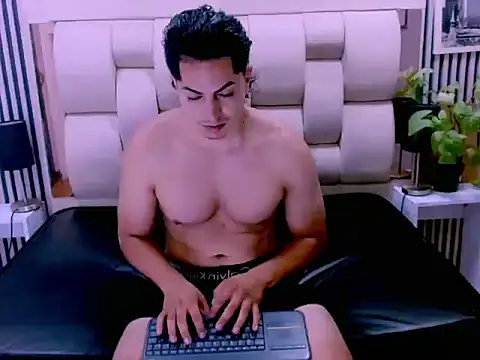 Snapshot of Alex_Wolft chatting on July 6, 12:24 pm Alex Wolft online show from July 6, 12:24 pm