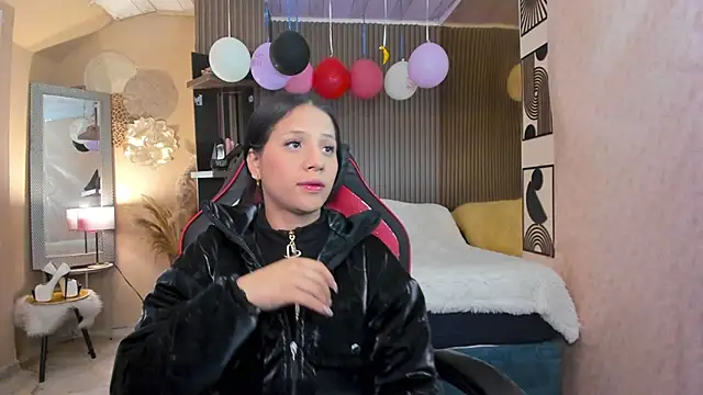 ZaraLuciana online show from April 24, 12:07 pm