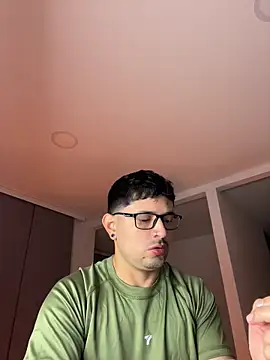 Snapshot of TroyeSavage chatting on May 27, 10:12 am TroyeSavage online show from May 27, 10:12 am