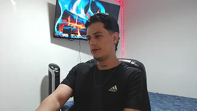 Snapshot of JUAN_CAMILOXXX chatting on May 5, 12:29 am JUAN CAMILOXXX online show from May 5, 12:29 am
