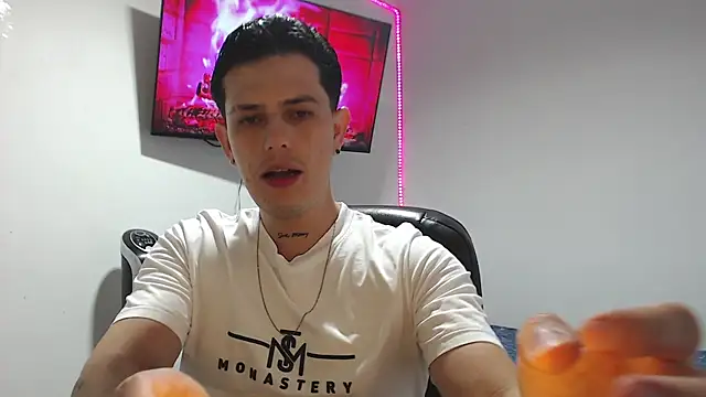 Snapshot of JUAN_CAMILOXXX chatting on May 7, 4:29 am JUAN CAMILOXXX online show from May 7, 4:29 am