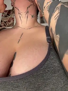 CarolQueen1  online show from April 19, 12:37 pm