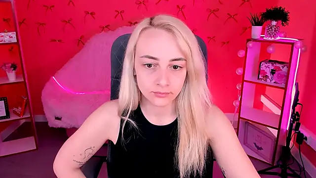 CarolMoor online show from April 7, 9:10 am