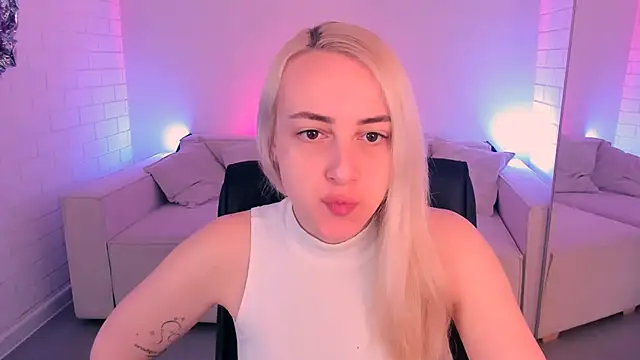 CarolMoor online show from April 8, 9:09 am