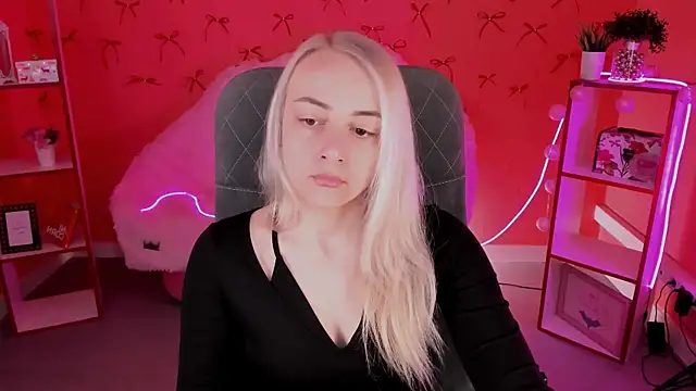 CarolMoor online show from April 22, 9:11 am