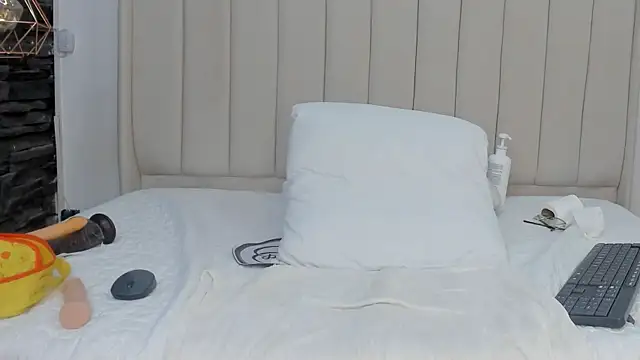 Abril Castroo online show from April 25, 1:41 pm