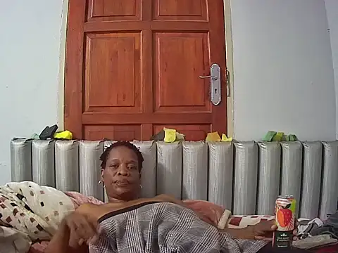 JoycyQueen online show from March 31, 6:30 pm