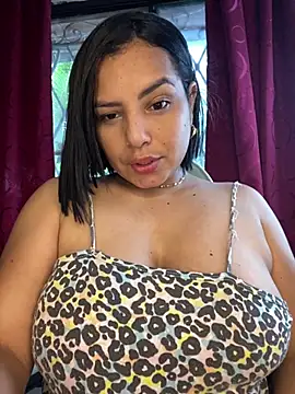 Snapshot of Kira33_ chatting on April 19, 9:39 pm Kira33 online show from April 19, 9:39 pm