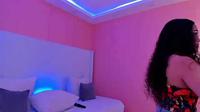 luna veega online show from April 20, 5:05 pm