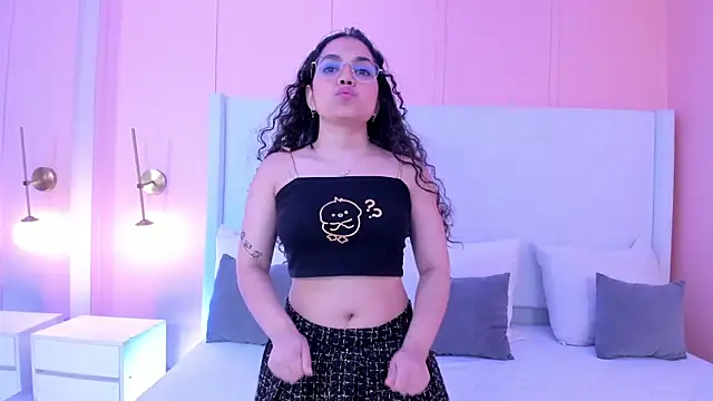 luna veega online show from April 21, 5:06 pm