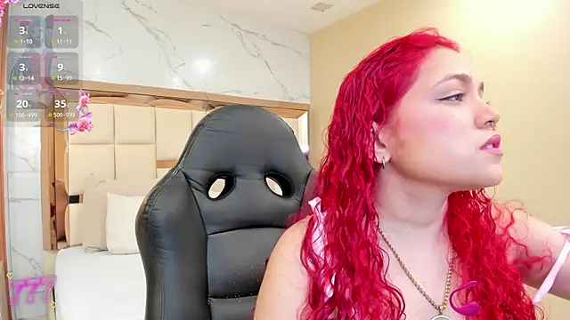 Snapshot of luna_veega chatting on June 17, 5:03 pm luna veega online show from June 17, 5:03 pm