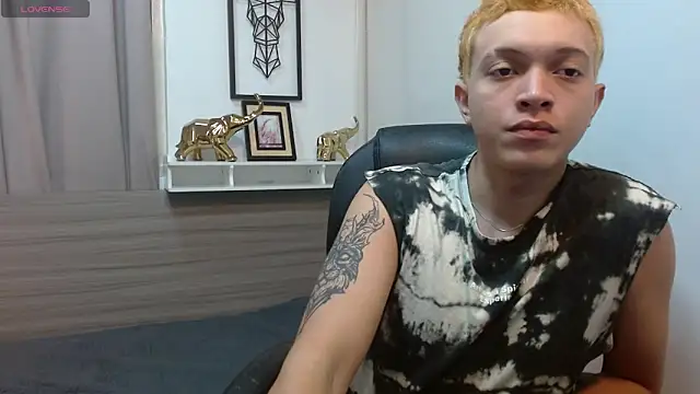 Snapshot of AllanVicent chatting on March 13, 2:23 pm AllanVicent online show from March 13, 2:23 pm