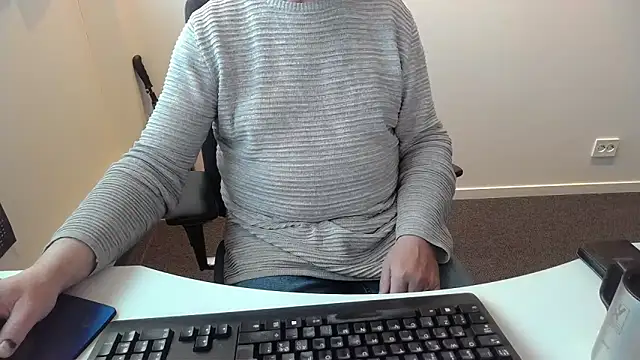 Snapshot of Buggemann chatting on May 13, 4:10 am Buggemann online show from May 13, 4:10 am