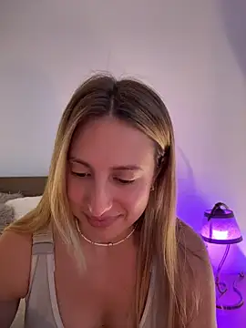 Snapshot of EvaRyen_ chatting on July 4, 5:19 pm EvaRyen online show from July 4, 5:19 pm