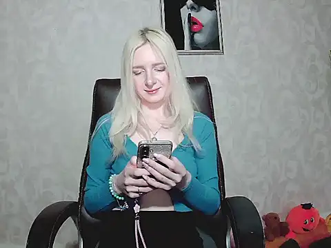 Snapshot of SilkMuseX chatting on March 17, 9:34 am SilkMuseX online show from March 17, 9:34 am