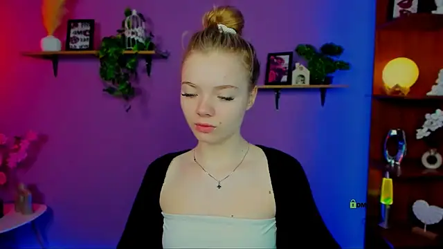 Snapshot of maddy_moah chatting on April 18, 5:44 am maddy moah online show from April 18, 5:44 am