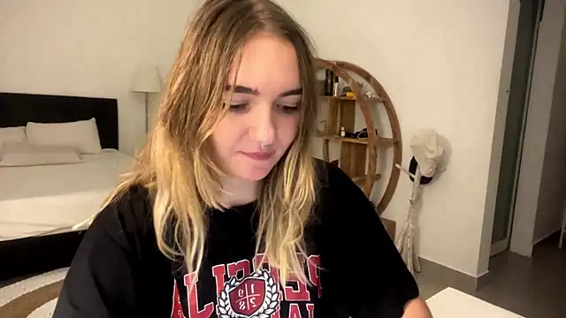 RoxyWet online show from March 29, 6:19 pm