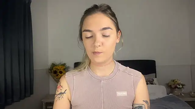 Snapshot of RoxyWet chatting on July 6, 2:25 pm RoxyWet online show from July 6, 2:25 pm