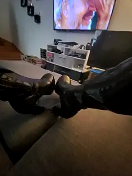 bootslove1 online show from April 3, 9:51 am