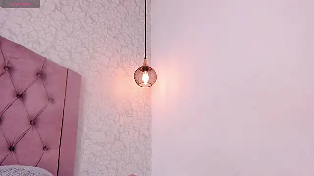 saraa joness  online show from April 7, 5:57 pm