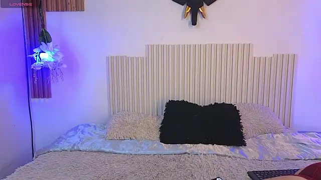 VixenxO online show from March 12, 5:52 pm