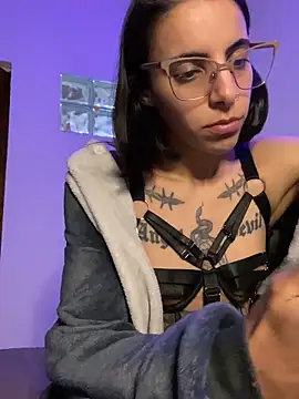 Snapshot of Poison_Ivy_29 chatting on May 21, 9:33 pm Poison Ivy 29 online show from May 21, 9:33 pm
