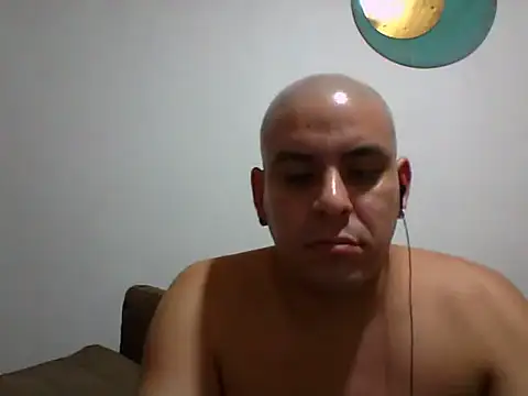 Snapshot of Matiasadventurexxx chatting on March 18, 1:31 am Matiasadventurexxx online show from March 18, 1:31 am