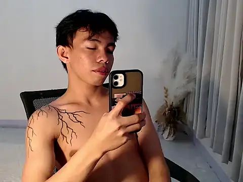 Snapshot of hottasianboy chatting on August 3, 3:27 pm hottasianboy online show from August 3, 3:27 pm