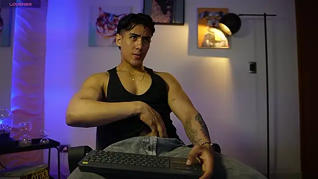 Snapshot of Tayler_Cross_ chatting on March 14, 12:43 pm Tayler Cross online show from March 14, 12:43 pm