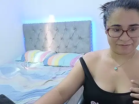 Snapshot of estrellajunior chatting on June 12, 11:42 am estrellajunior online show from June 12, 11:42 am