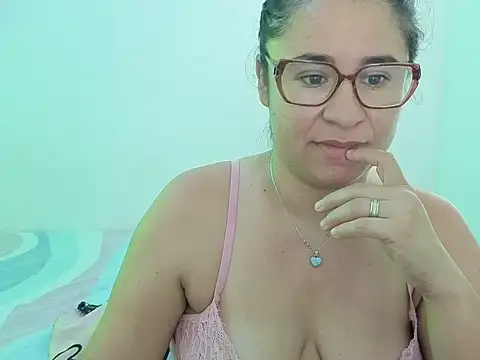 Snapshot of estrellajunior chatting on July 7, 11:14 am estrellajunior online show from July 7, 11:14 am