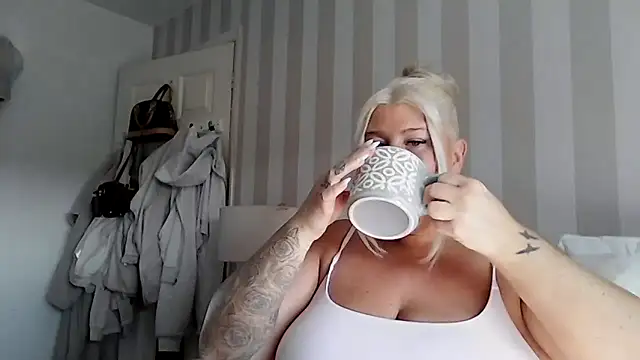 Lexi Laura online show from April 24, 8:17 am