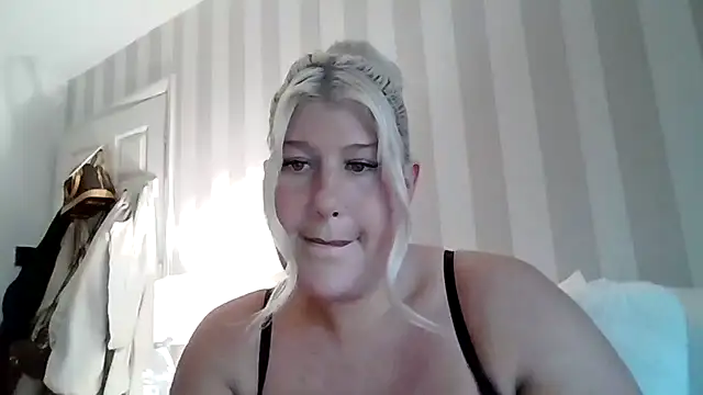 Snapshot of Lexi_Laura chatting on May 12, 7:44 pm Lexi Laura online show from May 12, 7:44 pm
