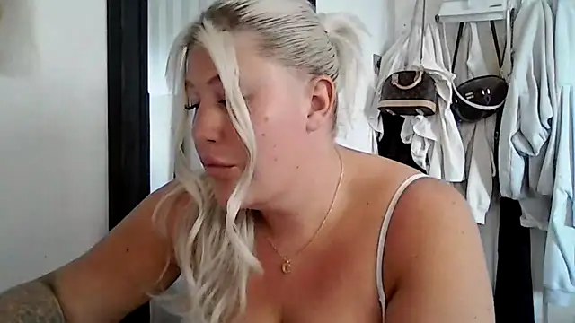 Snapshot of Lexi_Laura chatting on May 31, 1:40 pm Lexi Laura online show from May 31, 1:40 pm