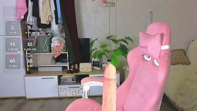 Snapshot of GoldenSunBunny chatting on August 4, 6:43 pm GoldenSunBunny online show from August 4, 6:43 pm